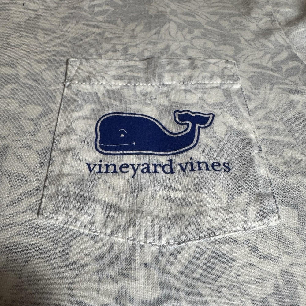 Vineyard Vines Mens M Tropical TShirt Interior Floral Navy Print‎ Short Sleeve - Picture 2 of 5